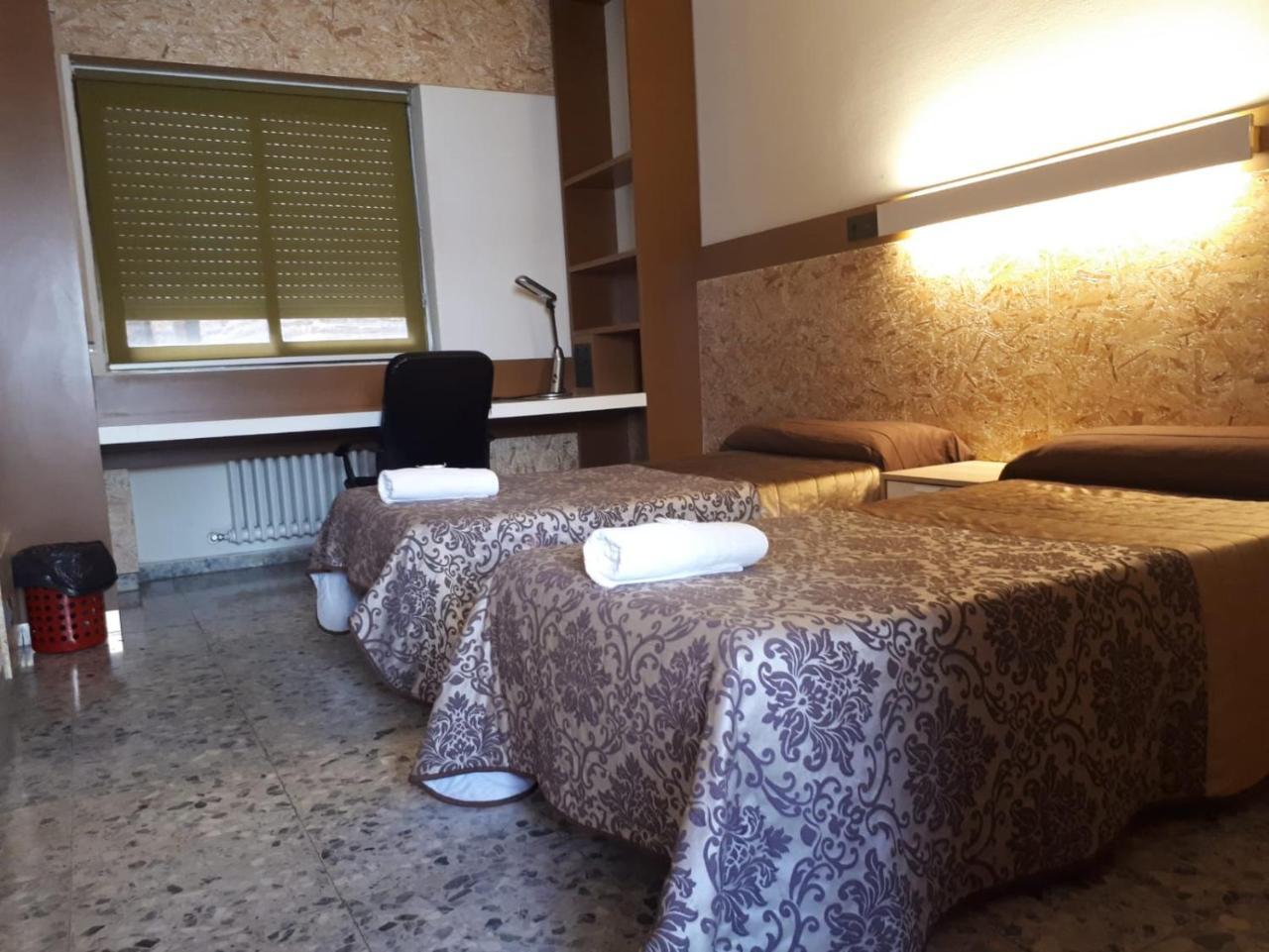 Albergue Peregrinos San Francisco De Asis Леон Экстерьер фото